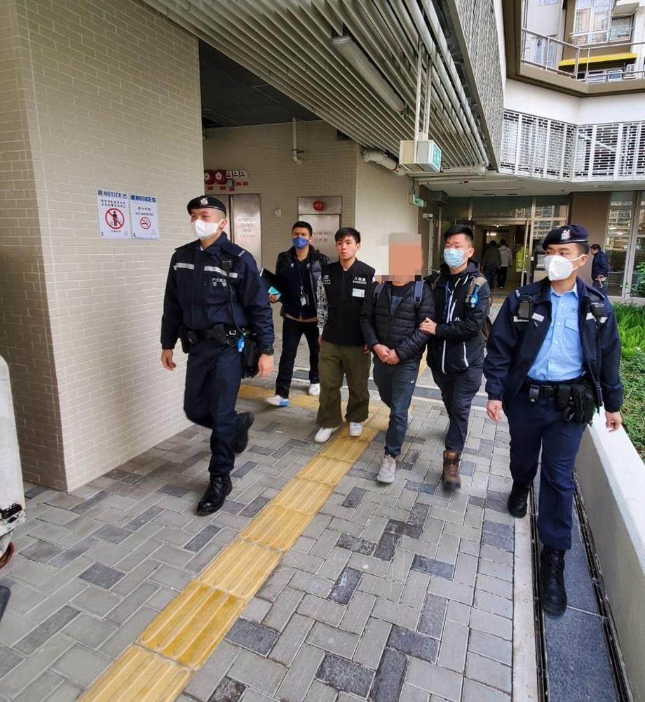 被捕的24人分別涉嫌「違反逗留條件」、「僱用不可合法受僱的人」及「逾期居留」,其中3人為被通緝人士。(警方相片)