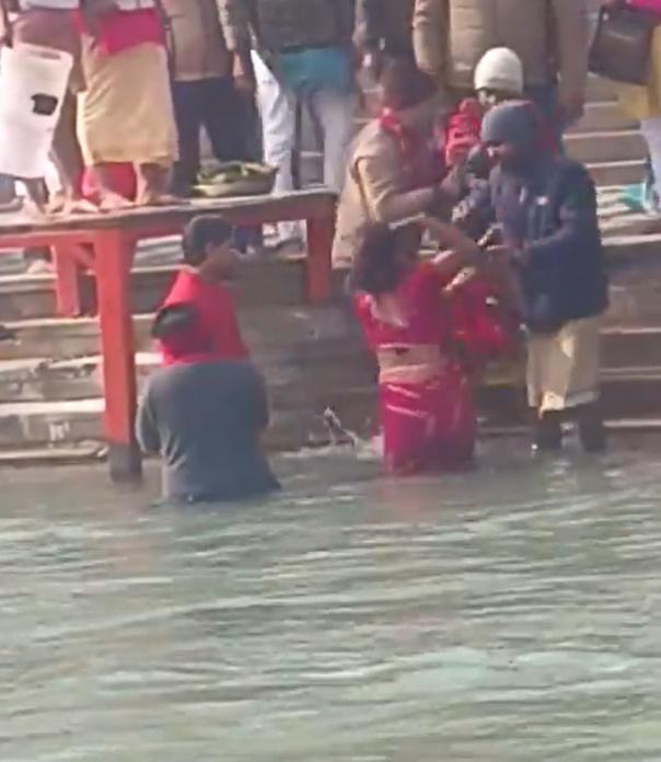 阿姨甚至出手攻擊落水救男童的民眾。(X)