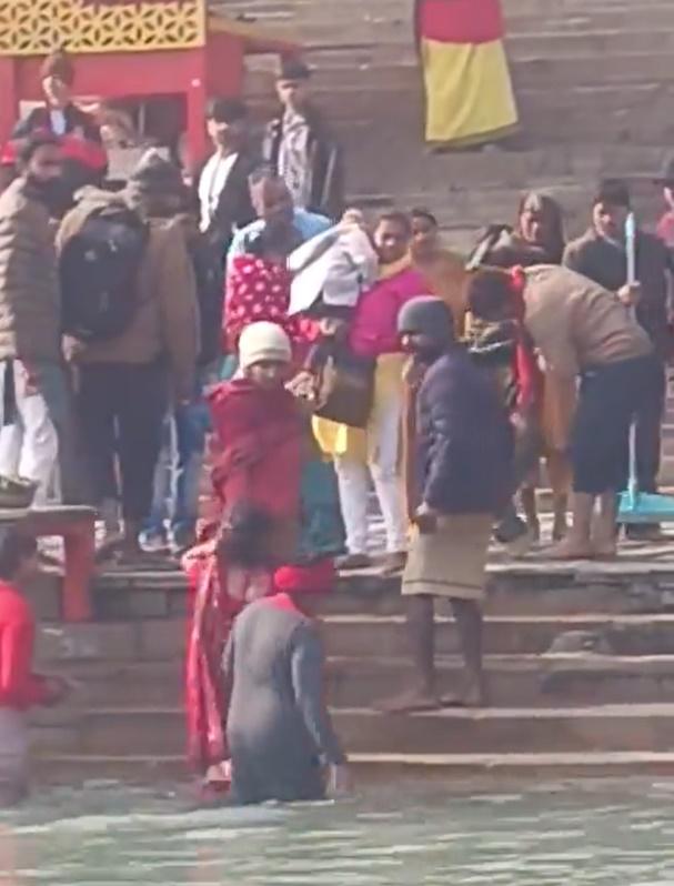 男童被救上岸後,明顯已全身軟癱。(X)