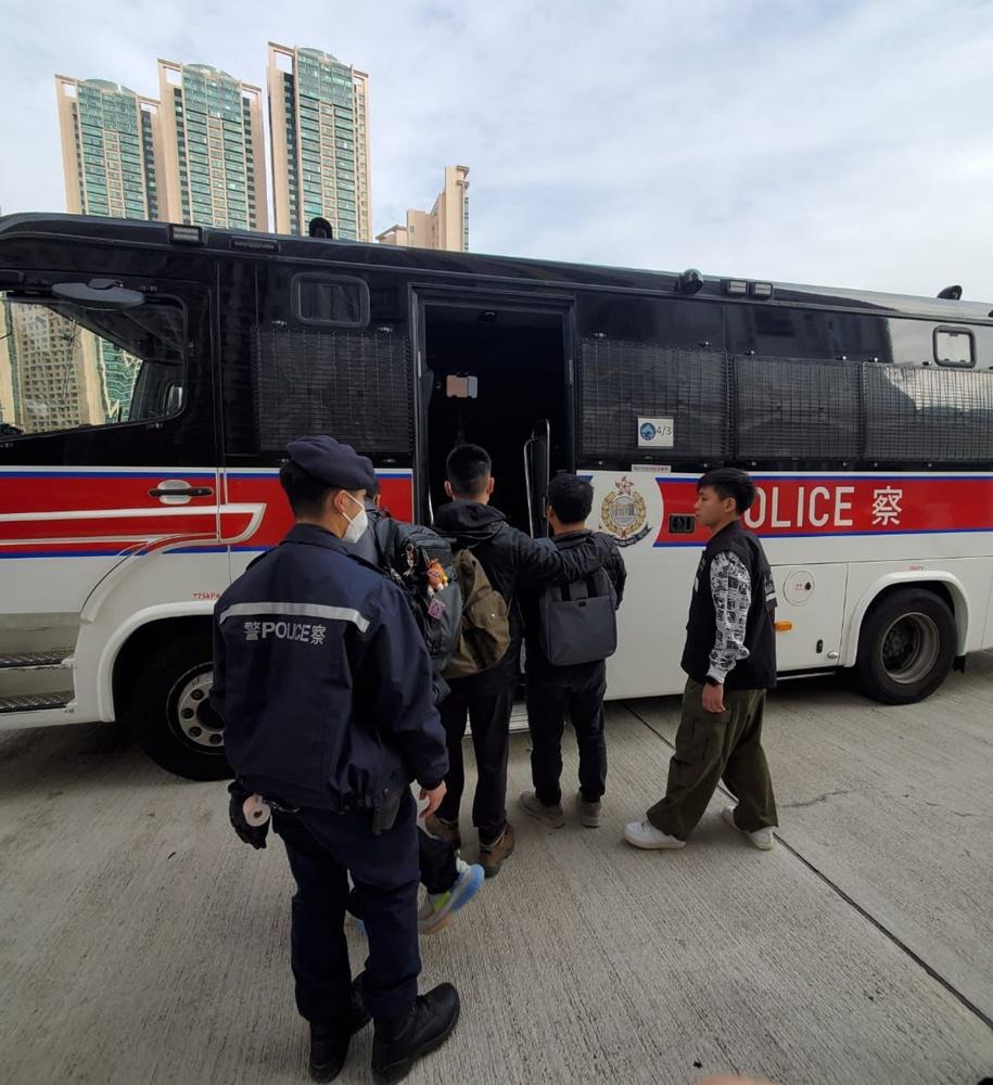 被捕的24人分別涉嫌「違反逗留條件」、「僱用不可合法受僱的人」及「逾期居留」,其中3人為被通緝人士。(警方相片)