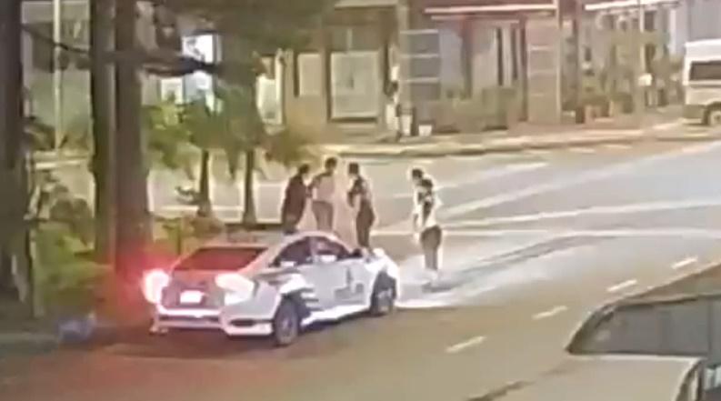 幾名警員合力將他壓制,隨後將他帶到警局。(FB)