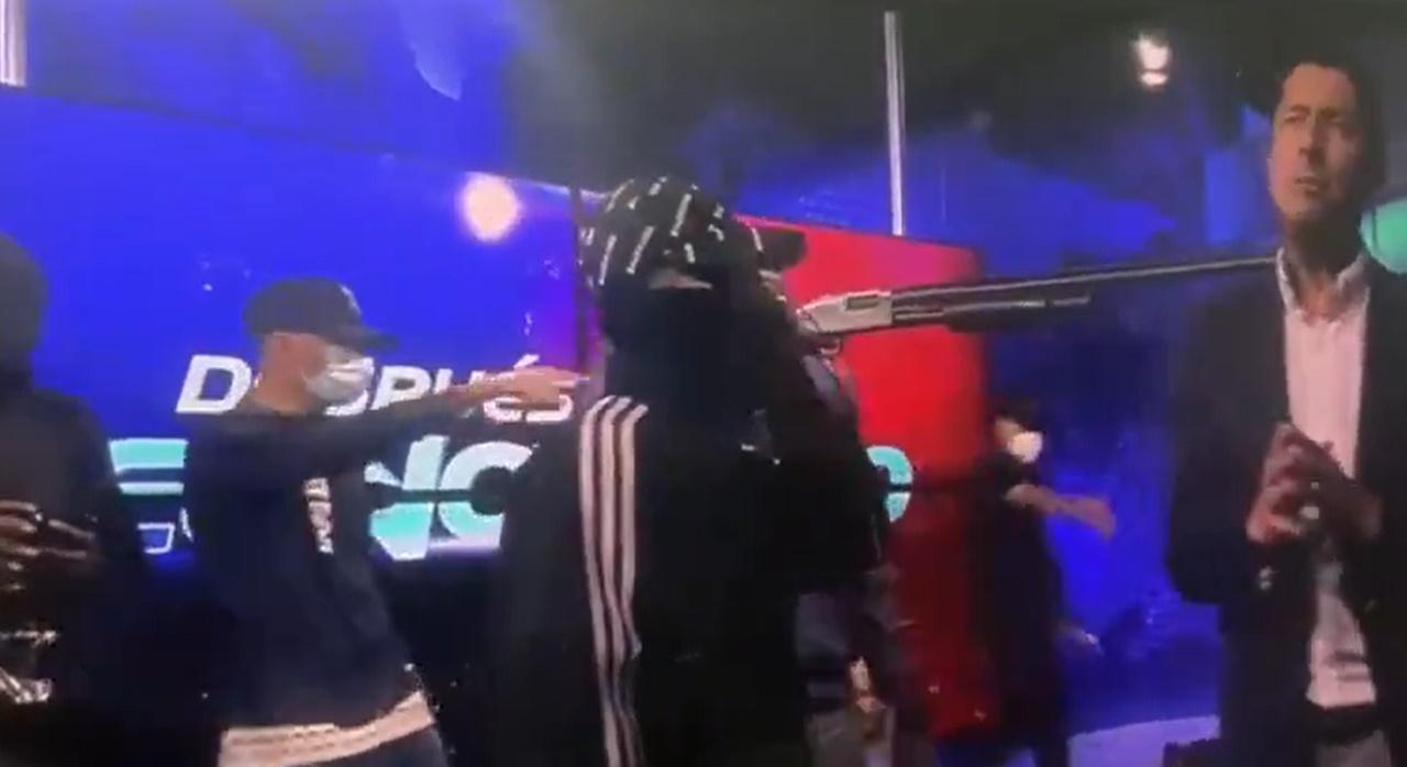 有槍手一度用長槍指嚇職員頸項,並在鏡頭前展示槍械及炸彈。(X)