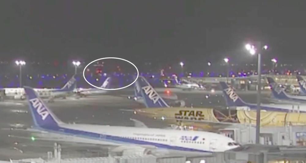 海上保安廳飛機越過停靠點駛入跑道。(X)