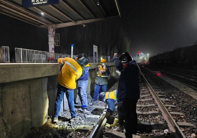 新疆鐵路部門立即啟動緊急應變計劃。(微博)