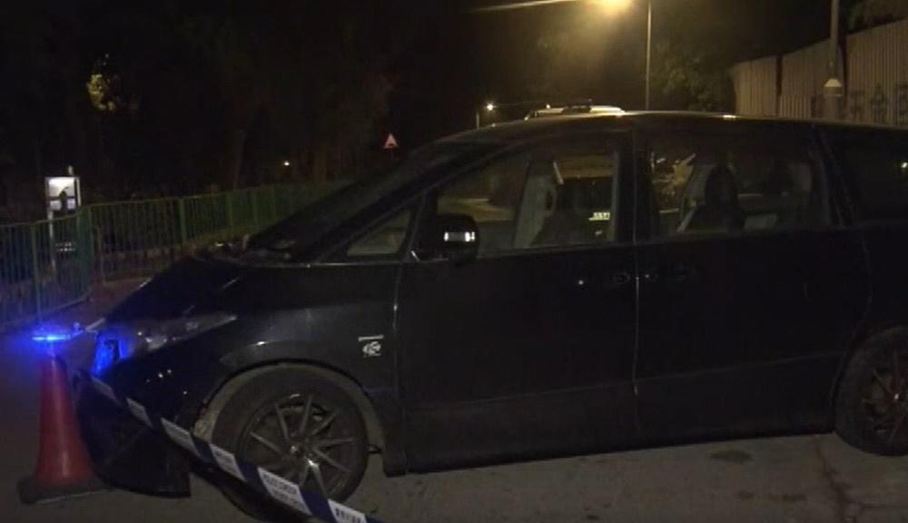 一名賊人駕走客貨車、另一賊人駕走自己的私家車,匪徒所駕駛的七人車則留在現場。(電視寉圖)