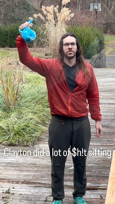 收集狗狗吃掉的鈔票。(IG)