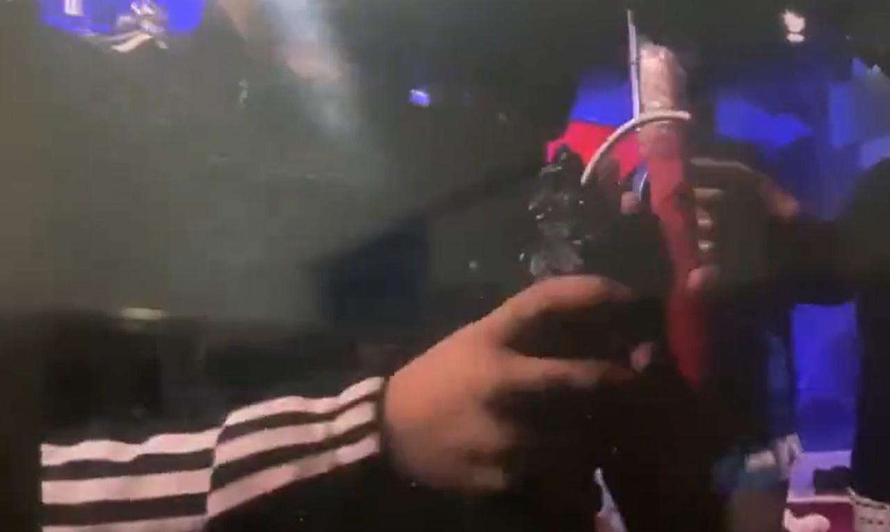 有槍手一度用長槍指嚇職員頸項,並在鏡頭前展示槍械及炸彈。(X)