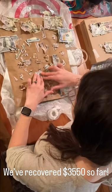 瘋狂「洗錢」和拼圖。(IG)