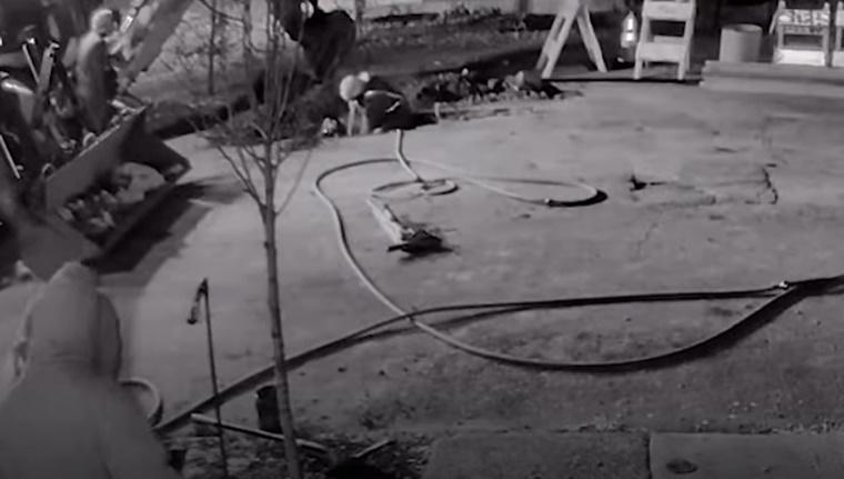 人員立刻趕到宅邸關掉燃氣供應,並連夜修理老化的管道。(IG)