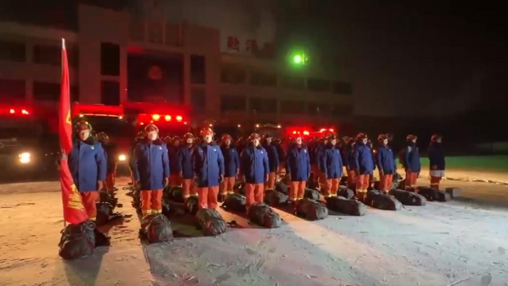 第一批載有地震專家及救搬人員的包機已出發前往震區。(微博)