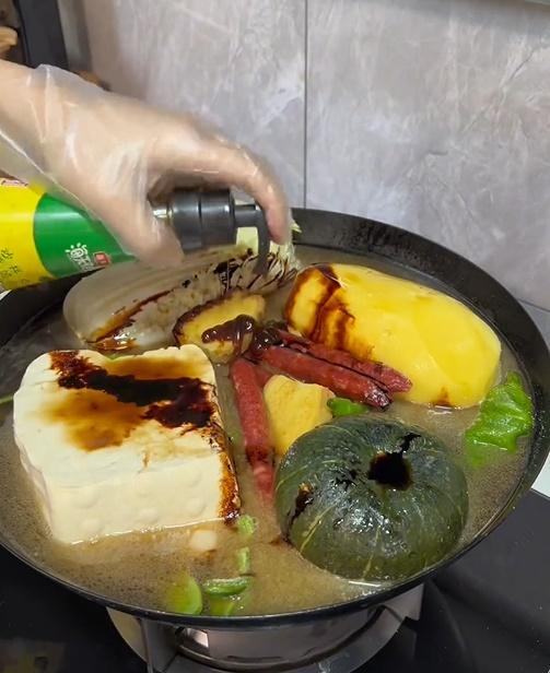 主人翁再「隨意」地加上各種調味,之後蓋上燉煮。(微博)