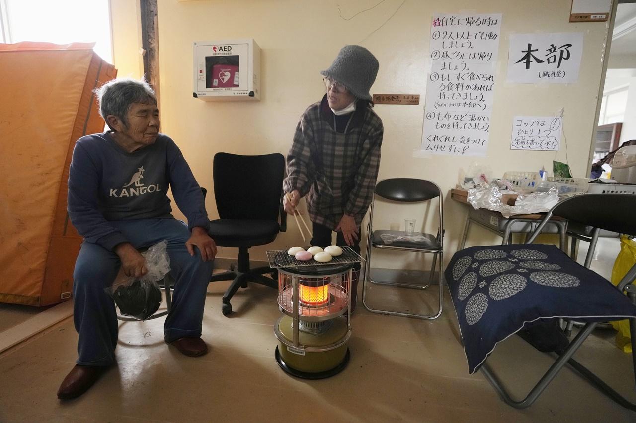 防衛大臣木原稔說,當局會用直升機送物資,或用船運輸。(AP)