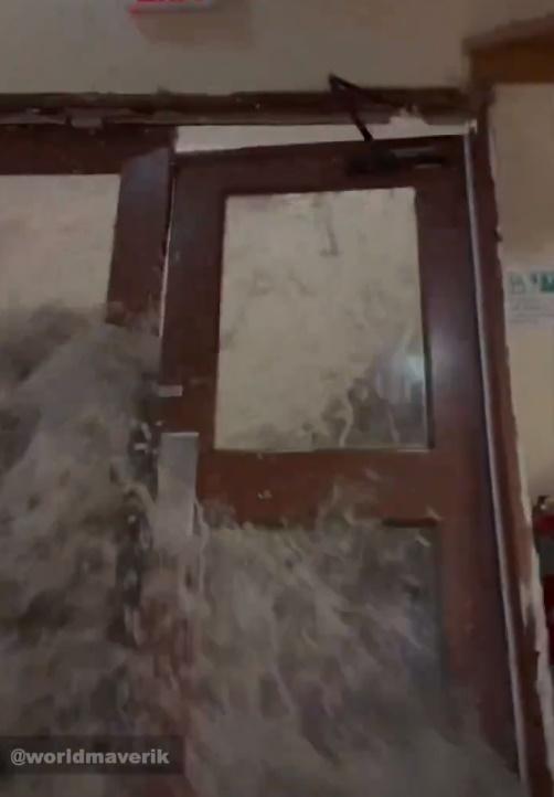 巨浪以驚人的威力撞破一間餐廳大門,衝破門窗。(X)