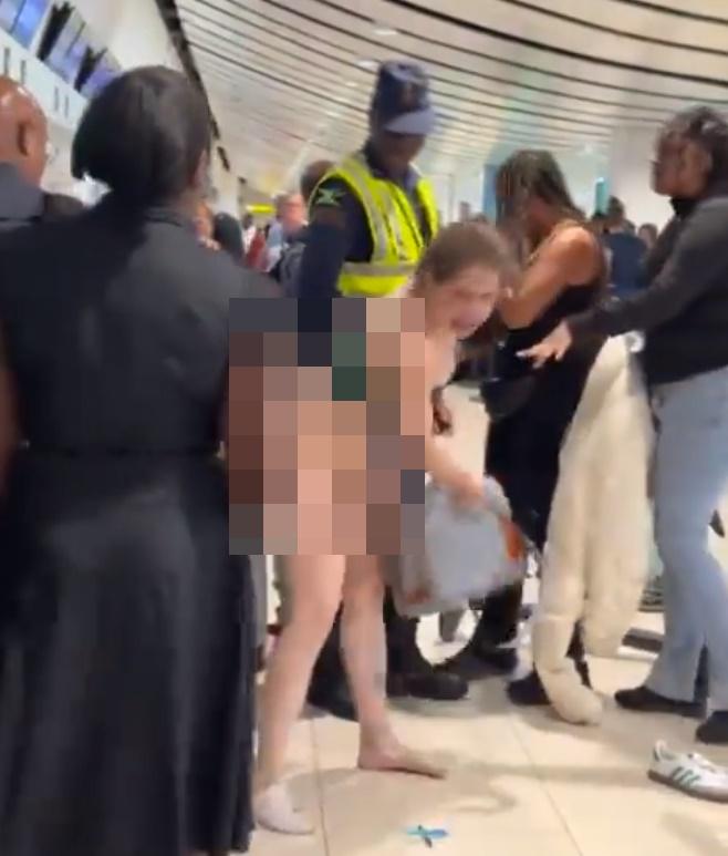 她起來就拿背包和鞋子擲向人群,(X)