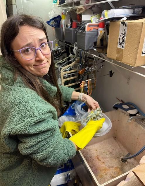 瘋狂「洗錢」和拼圖。(IG)