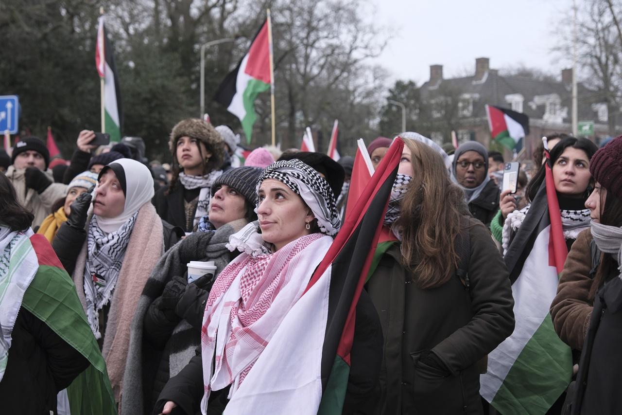 支持巴勒斯坦人及支持以軍的兩批人,開庭前分別在海牙集會。(AP)