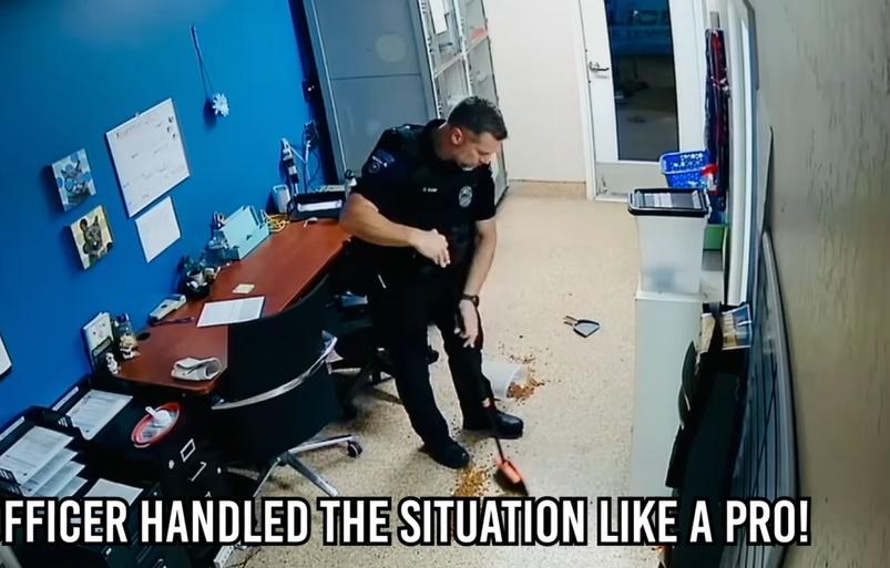 警員先把狗狗帶返犬舍,之後主動打掃清理。(FB)