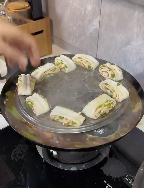 主人翁又搓粉糰製作葱油卷,之後放在同一個鑊裡隔水蒸。(微博)