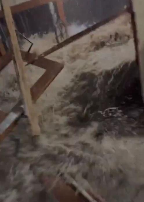 巨浪以驚人的威力撞破一間餐廳大門,衝破門窗。(X)