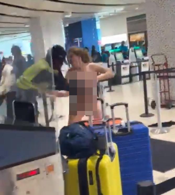 機場保安試圖制止她,但她不斷掙紮,甚至試圖去搶保安的配槍。(X)