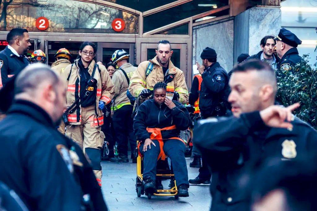 紐約市警察局表示,有7名乘客和1名車務人員被送院。(X)