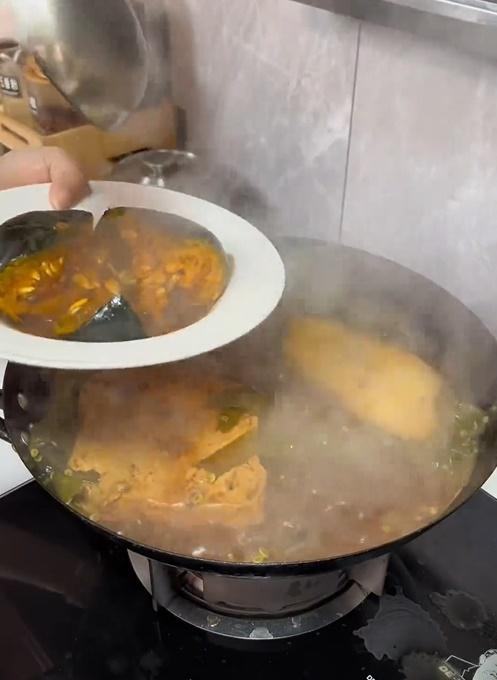 在鑊裡逐一撓出各種食材,成為不同的菜餚。(微博)