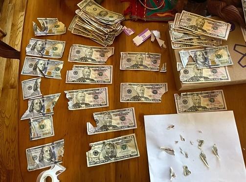 瘋狂「洗錢」和拼圖。(IG)