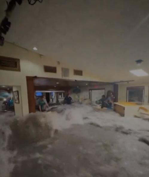 室內瞬間遭水淹浸,猶如災難片中的場景。(X)