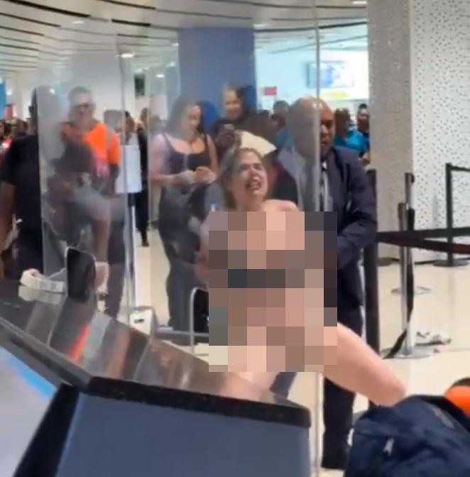 她接著開始邊怒吼,邊雙手撥弄下體做出猥褻動作。(X)