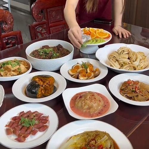 枱上的確放有10道菜,有肉有蔬菜。(微博)