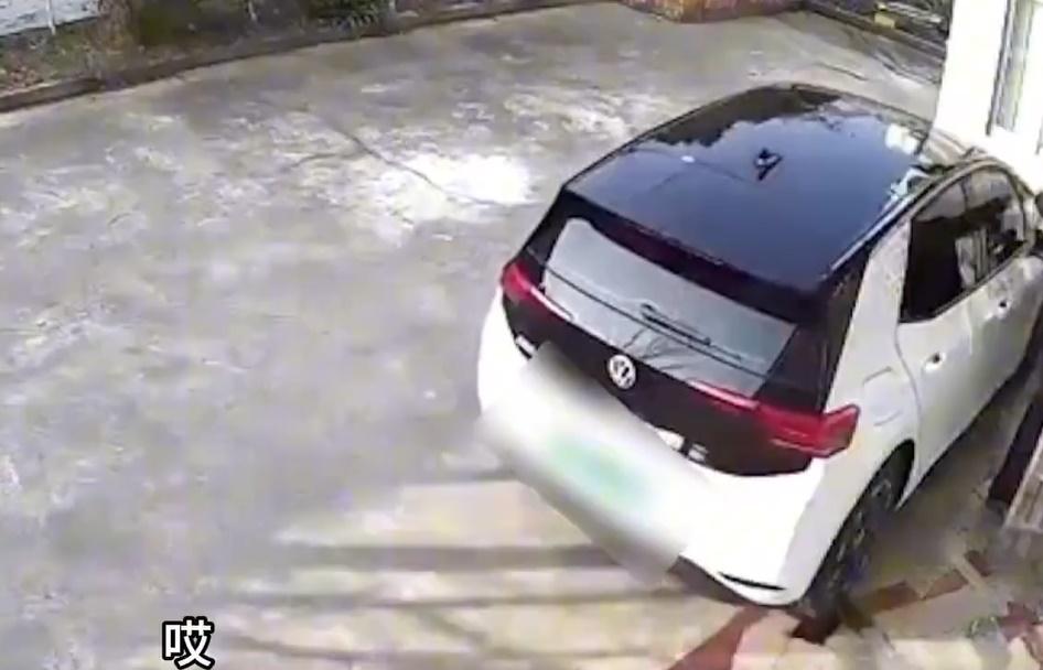 女司機一踩油就不受控制向前衝,直撞上正在前方摘菜的老婦。(微博)