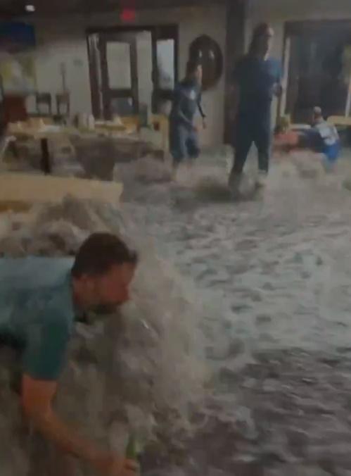 室內瞬間遭水淹浸,猶如災難片中的場景。(X)