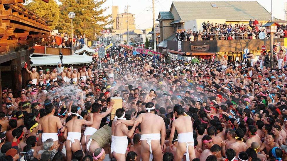 預計將會有1萬多人前來,其中數千名的男子必須要脫下衣服、只會穿白色丁字褲。(網上圖片)