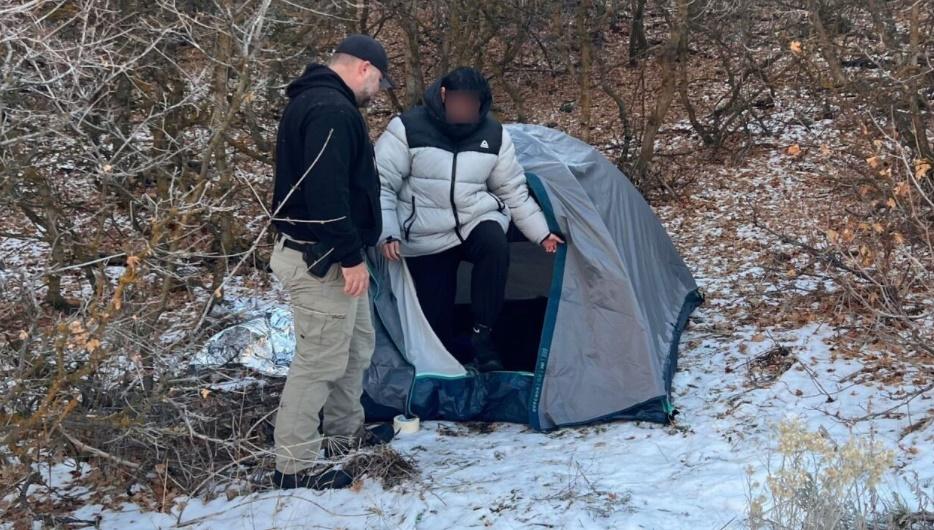 美警在猶他州布里格姆城峽谷地區山腰處的一個帳篷裡找到莊凱。(X)