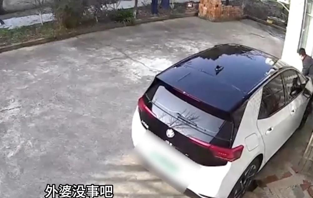 一名男子立即上前去看,女司機亦隨即落車,不斷大聲哭喊「外婆」。(微博)