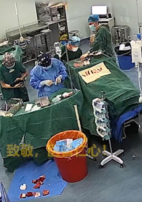 醫護待地震緩下來,又繼續進行手術。(微博)