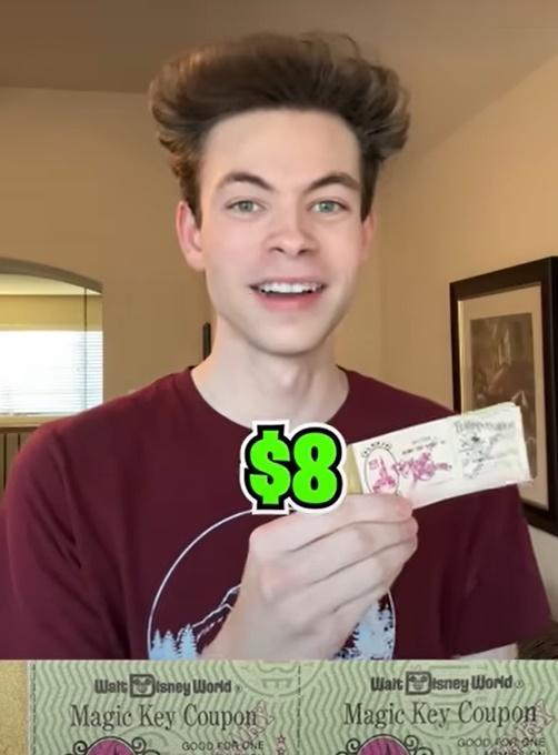 經仔細察看,發現門票未曾使用,上方亦沒有標註使用期限,令他好奇這張門票是否還能使用。(YouTube)