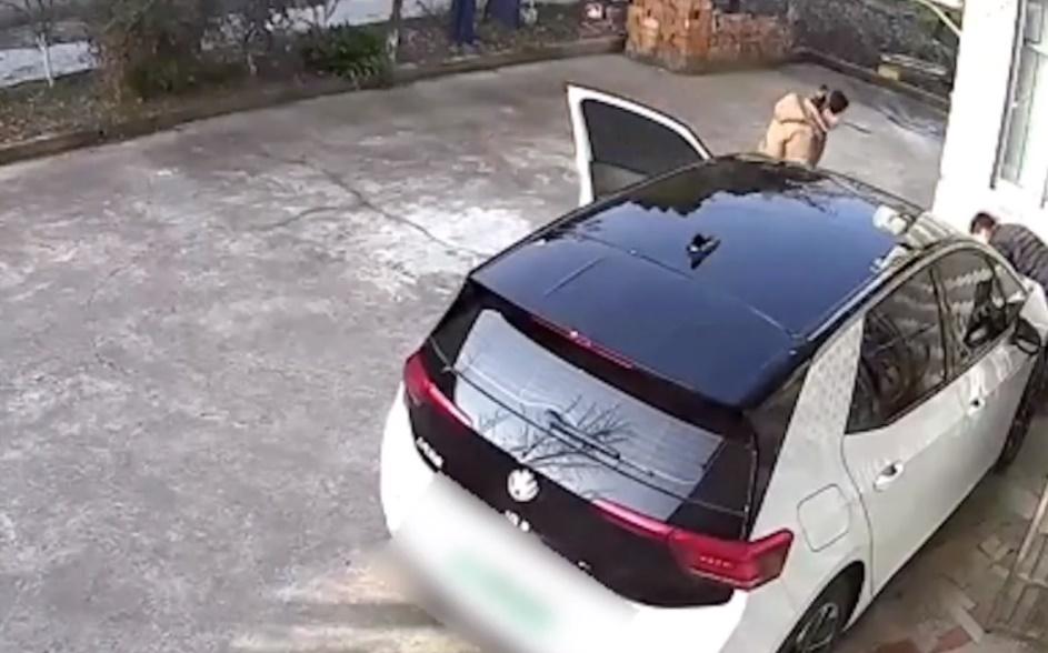 一名男子立即上前去看,女司機亦隨即落車,不斷大聲哭喊「外婆」。(微博)