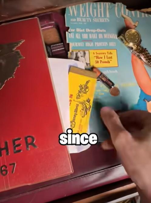 門票的外觀看起來像一本冊子,他原先以為只是個古老的紀念品。(YouTube)