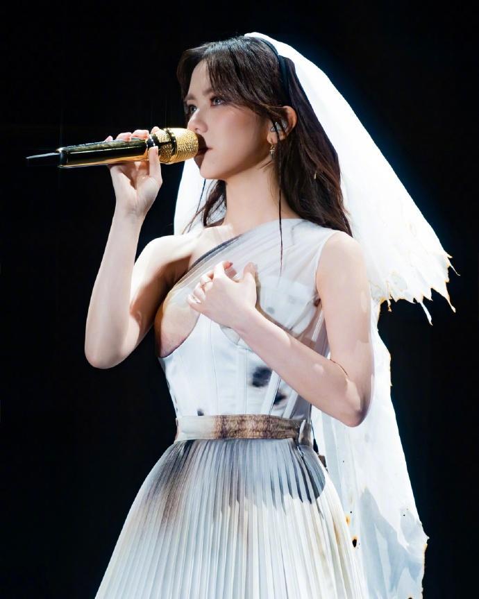 G.E.M.鄧紫棋現時紅透半邊天,她早年對於頒獎禮的言論再次瘋傳。