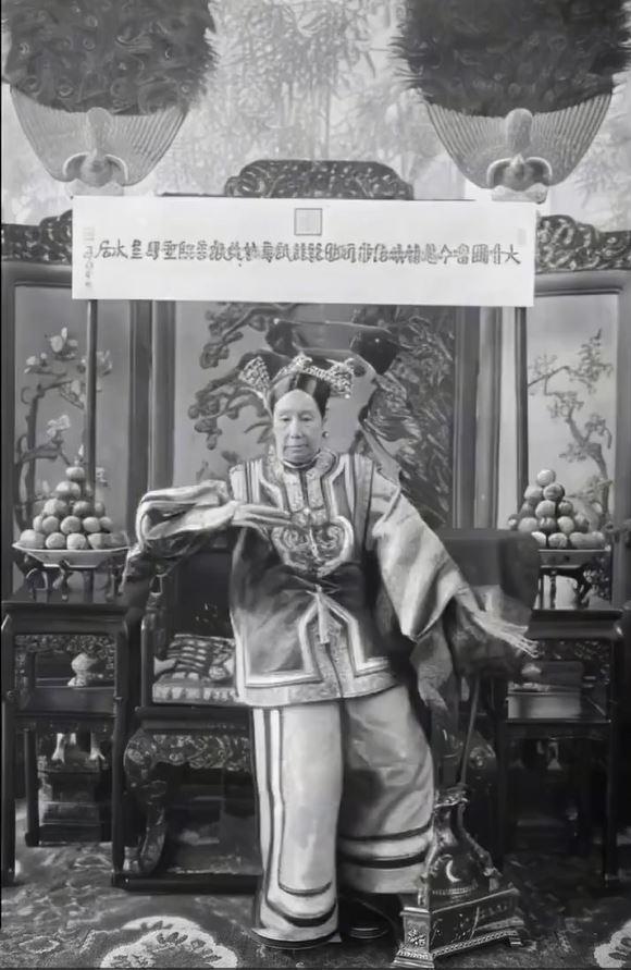 原本端坐鏡頭前的慈禧經DeepFake技術加工後變成「熱舞太后」復活,惟舞動時與身軀的配合略顯生硬