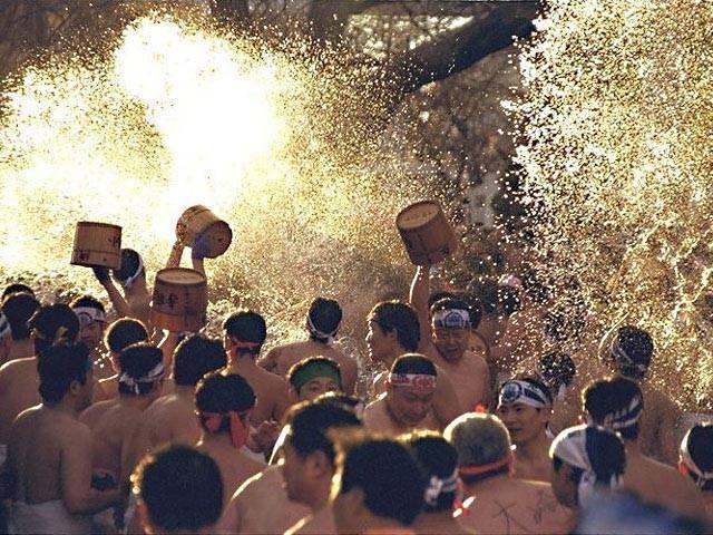 參加的男性會裸露上半身、身穿類似白色丁字褲及白色襪子在鎮上遊行、互相潑冰水,喝日本清酒取暖。(網上圖片)
