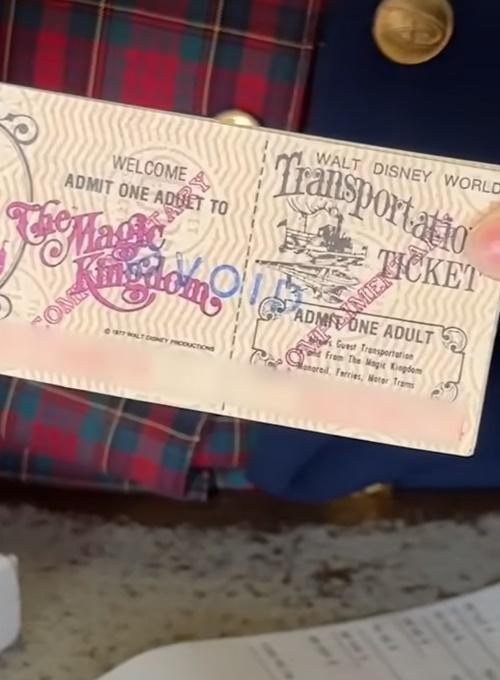 男子將票遞給售票員後,對方在票上蓋「作廢」的戳章並離去,讓他一度以為要失敗。(YouTube)