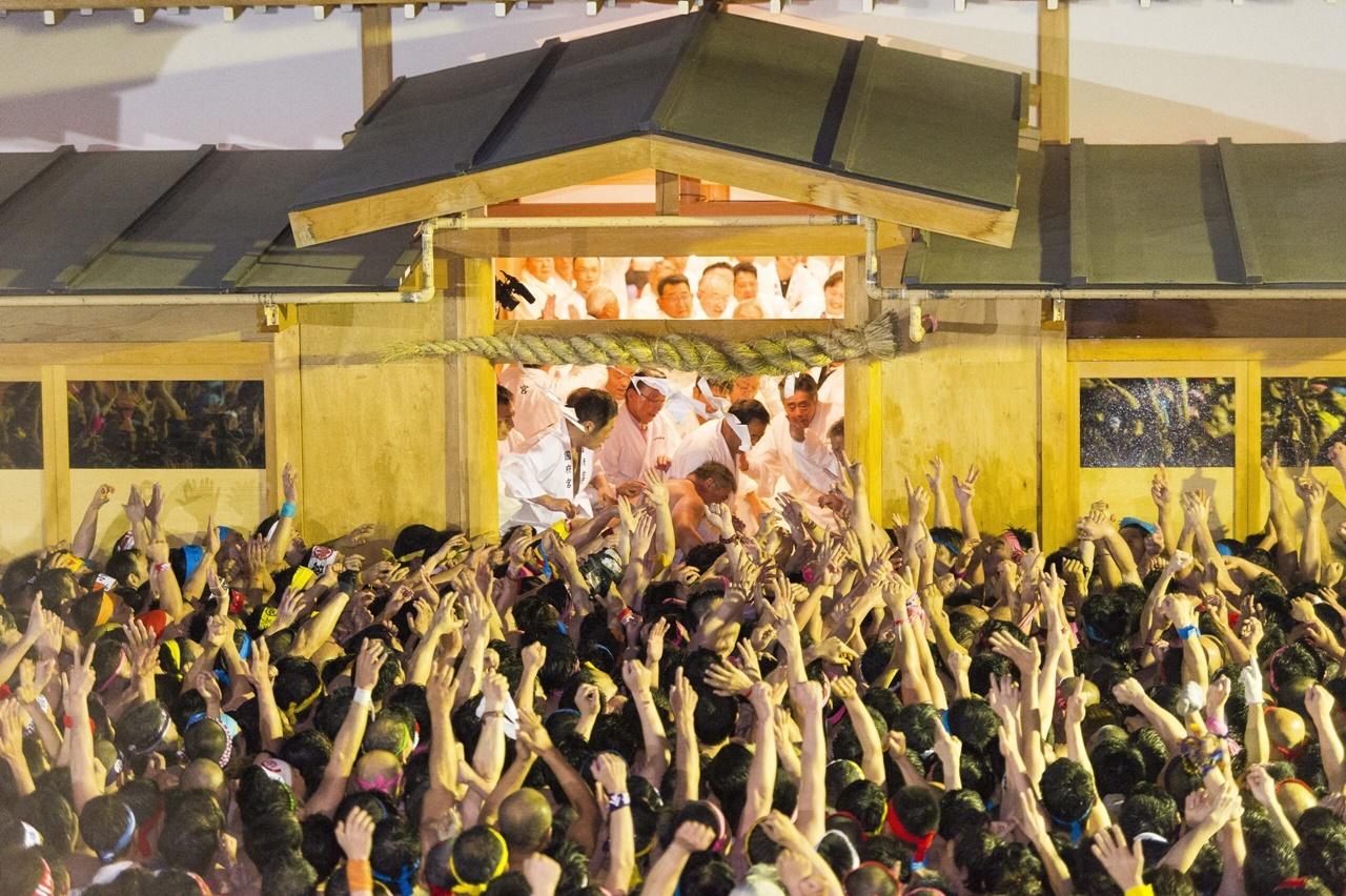 參加的男性會裸露上半身、身穿類似白色丁字褲及白色襪子在鎮上遊行、互相潑冰水,喝日本清酒取暖。(網上圖片)