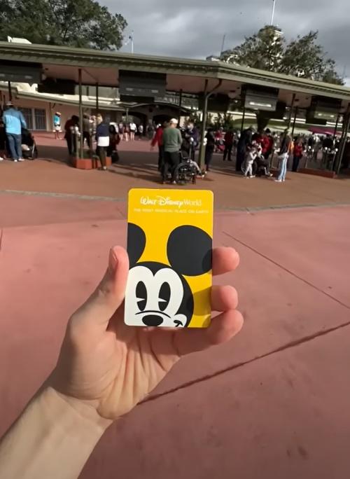 售票員拿出另一張黃色門票給他,並告訴他可以入園。(YouTube)