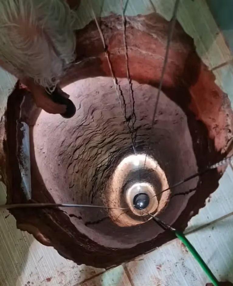 Joao從一個直徑約35英寸洞口,墮落相當於12層樓高的深洞。(X)