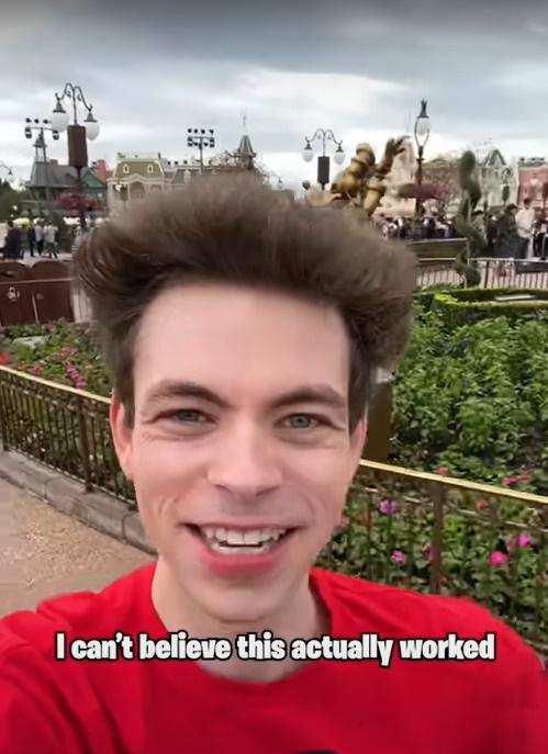 男子成功入園。(YouTube)