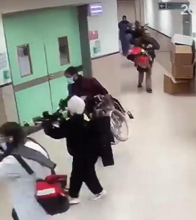 一批士兵持步槍在醫院走廊內行動,他們分別打扮成醫護人員,當中有人持急救包等,亦有人戴上頭巾扮成穆斯林女性。(X)