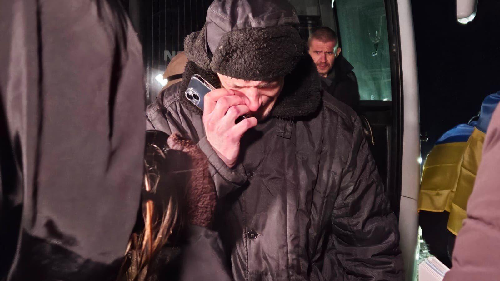 230名烏克蘭士兵及平民乘坐多部巴士,返回烏克蘭東北部蘇梅(Sumy)地區。(X)