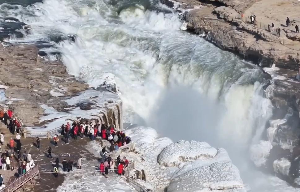 影片顯示,河水的確變清,壺口瀑布亦變成「銀色」瀑布。(微博)